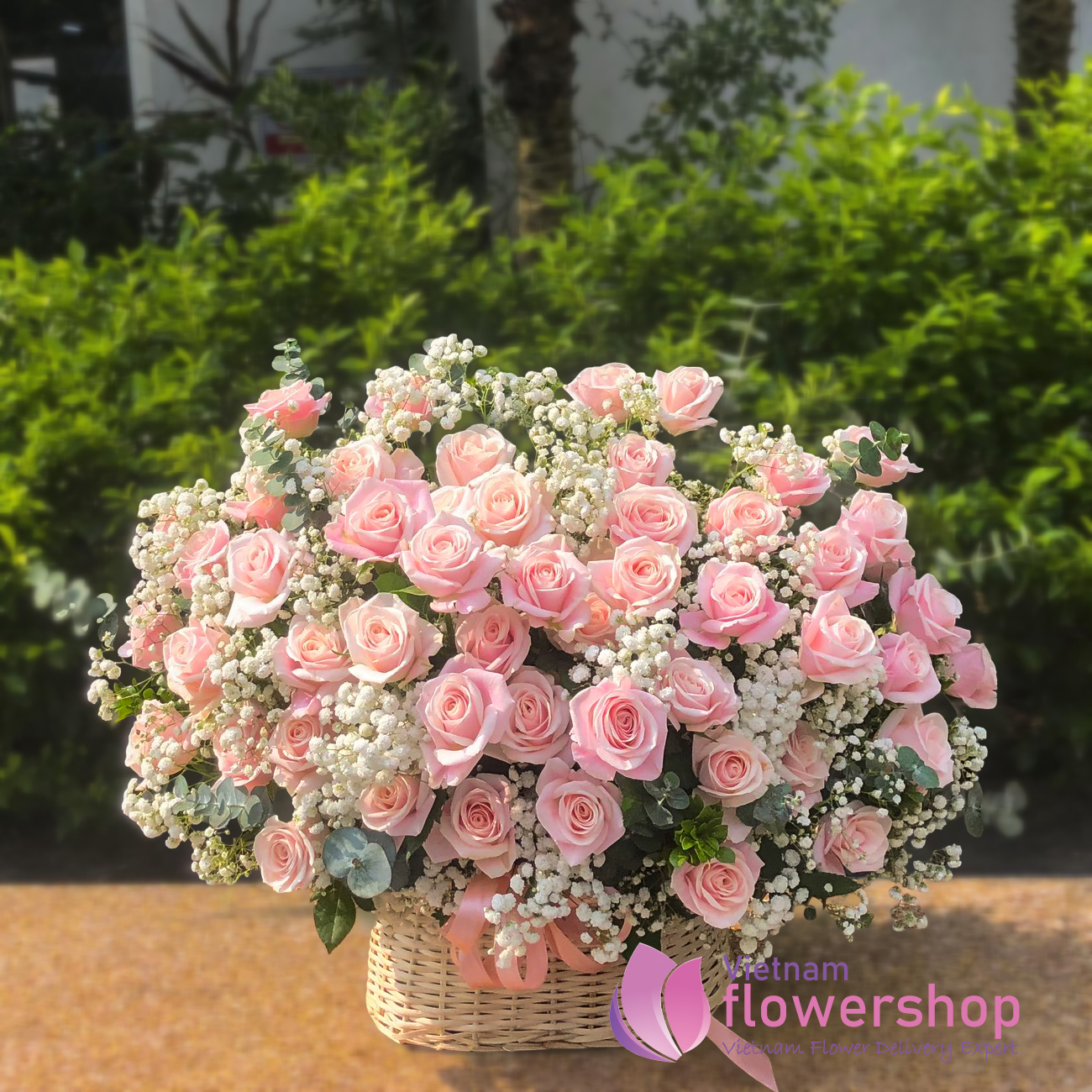 Pink rose arrangement at Vietnam flower shop
