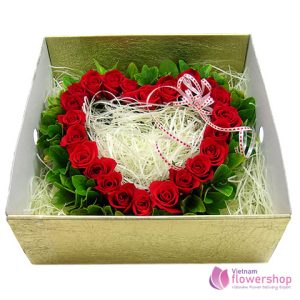 Hanoi city heart red roses in box