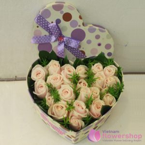 Pink rose arrangement in box