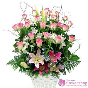 Vietnam Beautiful pink roses flowers arrangement