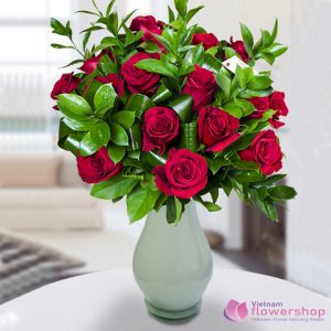 Vietnam Red roses in vase for delivery