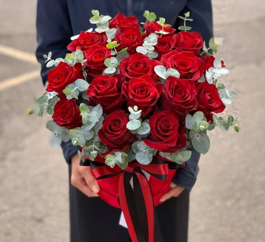 Red rose bouquet for October 20 Women's Day in Vietnam