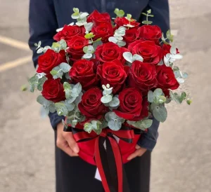 Red rose bouquet for October 20 Women's Day in Vietnam