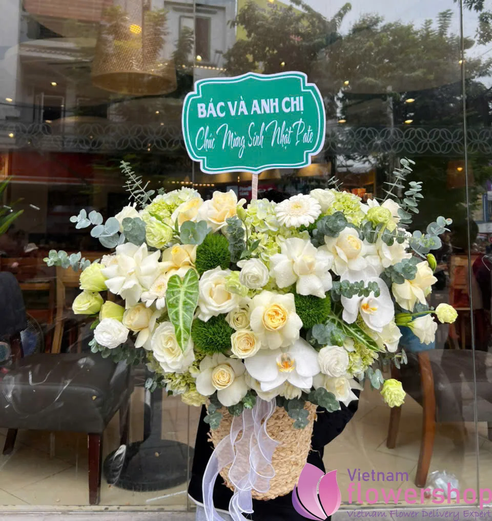 Local florist delivering flowers in Hai Phong